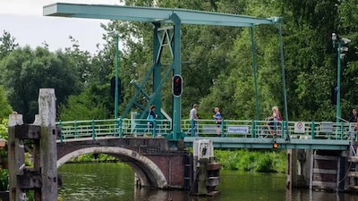 Hogebrug in Overschie maanden buiten gebruik na aanvaringen: herstel tot december