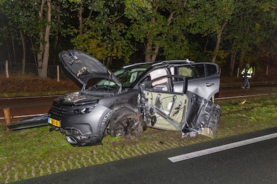 Brandweer knipt autodeur los na botsing op N340 bij Dalfsen