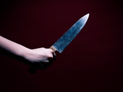 Ze bedreigt haar buurmeisje met keukenmes en agent met molotovcocktails: ‘Dit wil ik nooit meer’