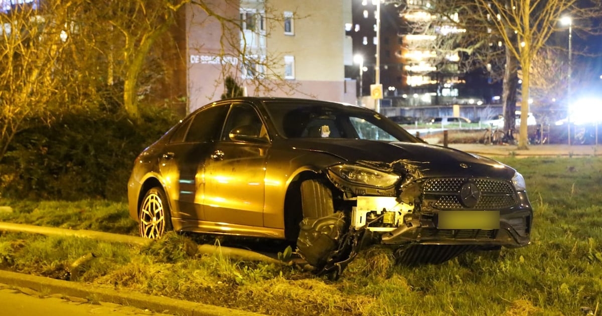 Auto crasht op het Euratomplein in Heemskerk, bestuurder spoorloos