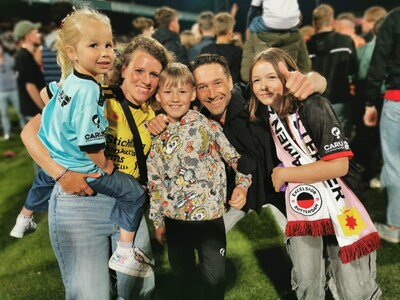 Honderden Excelsior-supporters vieren de promotie van hun club naar de eredivisie: ‘Waanzinnig!’