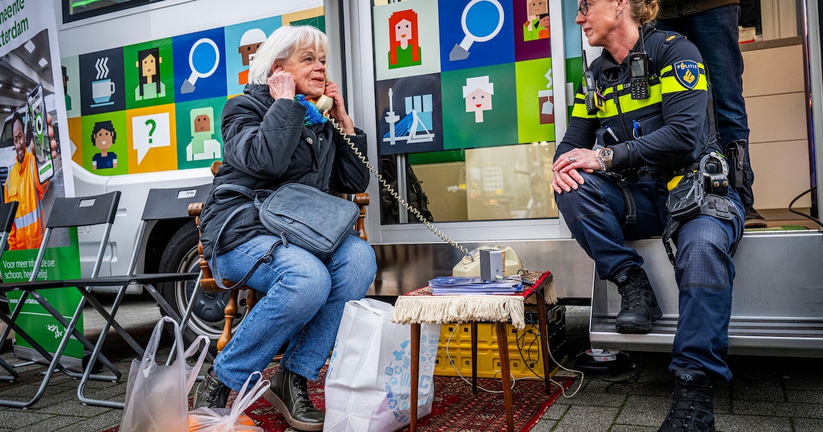 Wijkbus aanwezig bij metrostation Akkers en winkelcentrum Plateau
