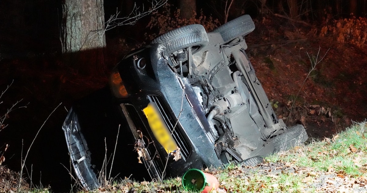 Auto op zijn kop in de sloot langs de N857 bij Papenvoort