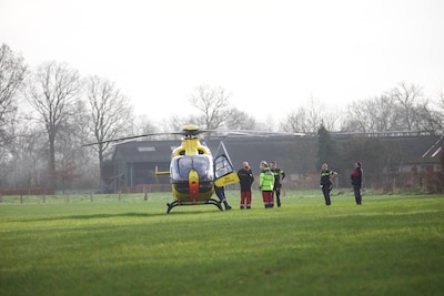 Man loopt ernstige brandwonden op bij incident in Zenderen, traumahelikopter ter plaatse