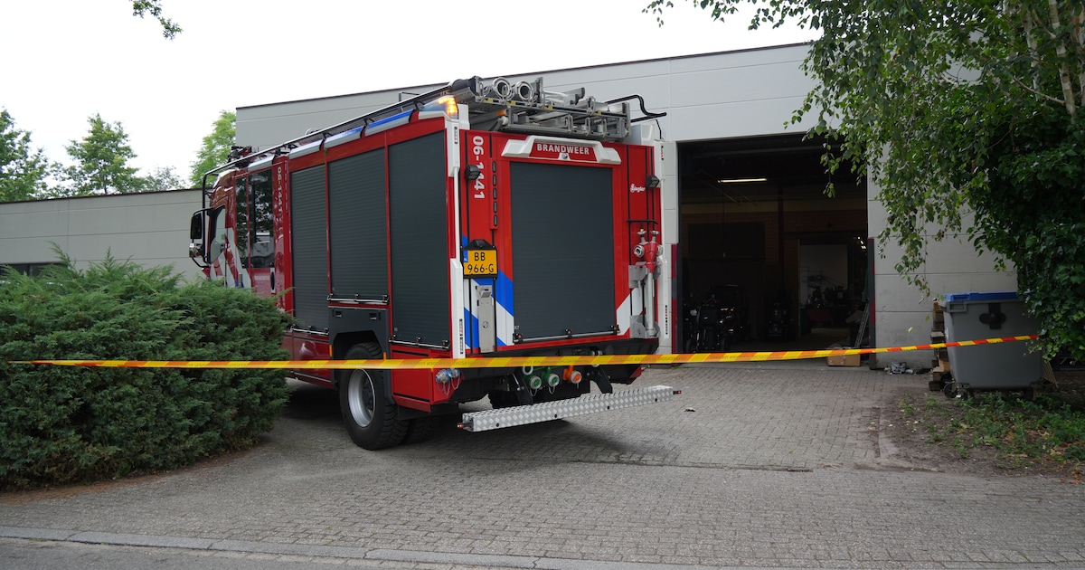 Rook blijft lang hangen na accubrand bij scootmobielbedrijf, vier personen nagekeken in ambulance