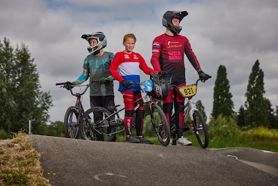 Fenna (10) is Nederlands kampioen BMX: ‘Soms ga ik wel anderhalve meter de lucht in’