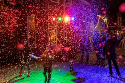 Oliebollen, sneeuwpret en gezelligheid: zo zag Kaarsjesavond 2025 in Zoetermeer eruit