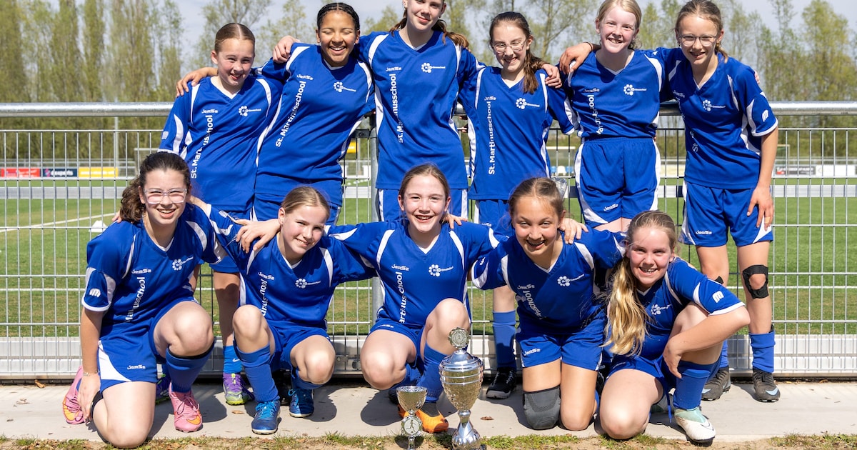 Meidenschoolvoetbaltoernooi onder de stralende zon en hardlopen om buurtbewoners in beweging te krij