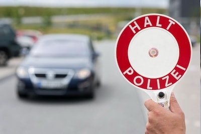 Dronken automobilist slingert over A1 richting grens, drankblikjes naast zich