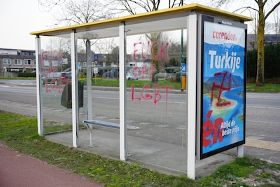 Graffiti met opruiende teksten en hakenkruizen in Bunschoten, politie houdt verdachte aan