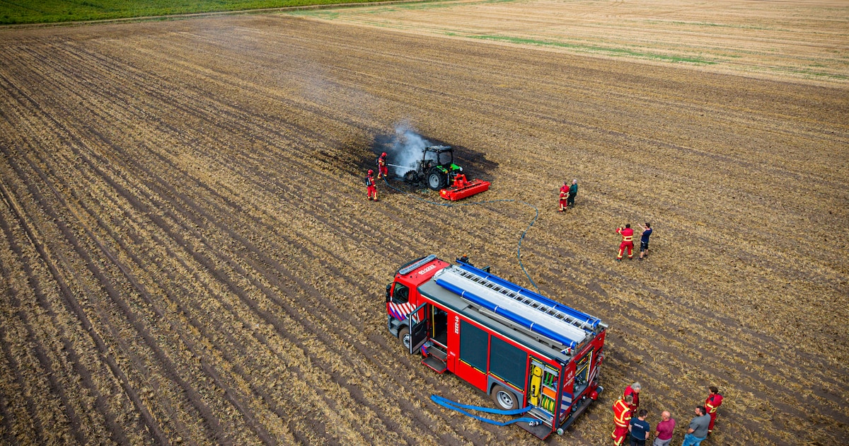 Tractor brandt uit op Veenweg in Siddeburen