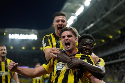 Aston Villa scoort drie keer in eerste helft, mooie vrije trap Marin (ex-Ajax) in Athene