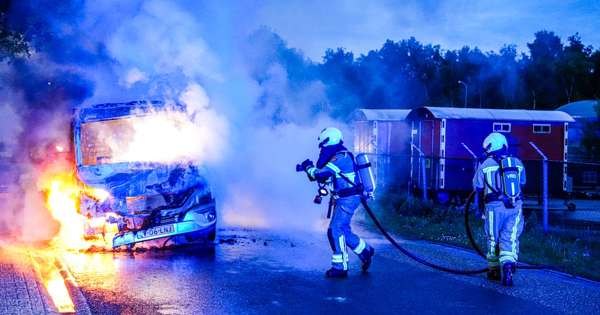 Bedrijfswagen vliegt in brand in Schoonebeek