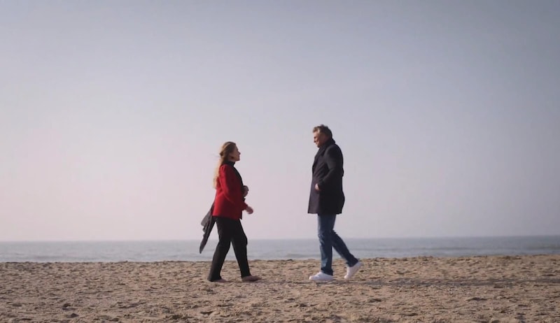 Laura ontmoet Arnie op het strand.