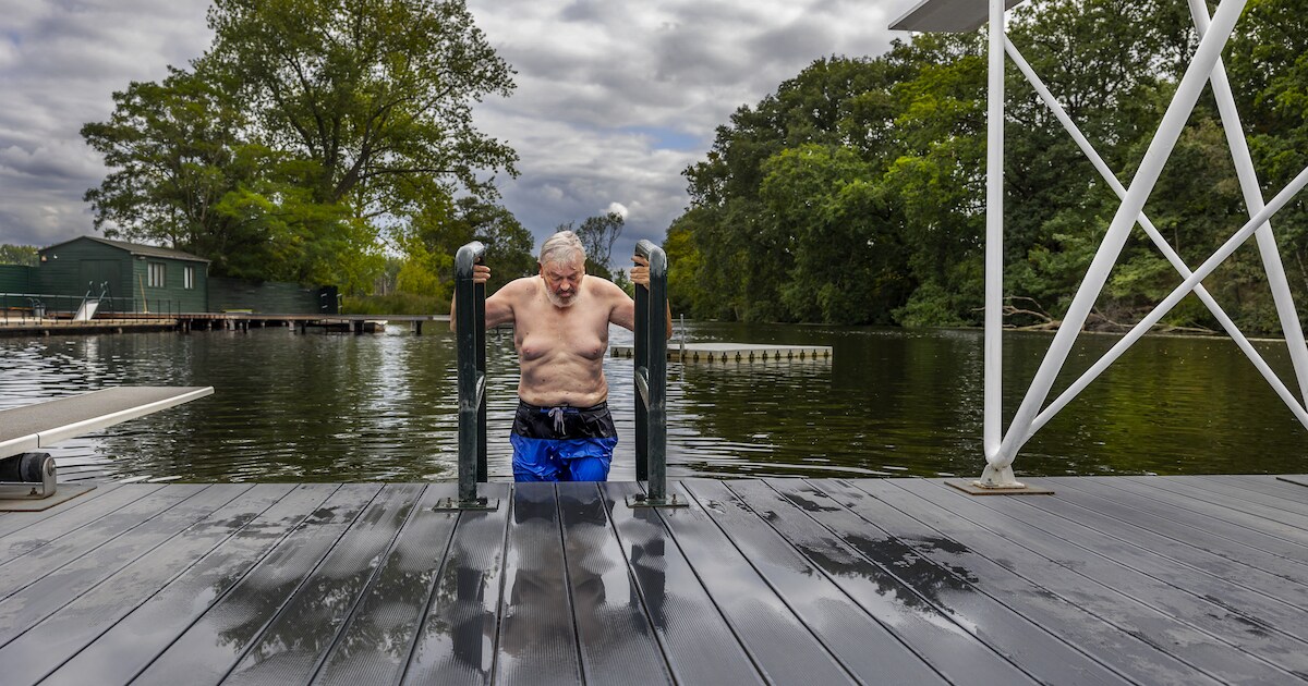Thijs Jansen (74) zwemt al 30 jaar in buitenzwembad de Kikker: ‘Alleen in de regen is het fijnste’