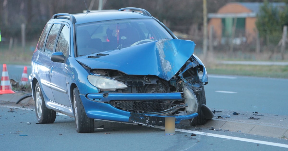 Automobilist ramt lantaarnpaal omver op de N570 in Roermond
