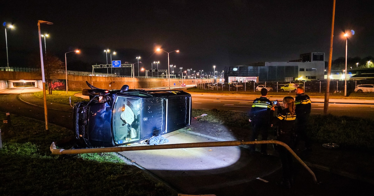 Busje op zijn zijkant bij eenzijdig ongeluk Dordrecht