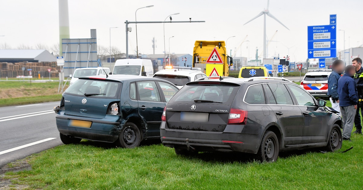 Twee auto's betrokken bij botsing op Engelandweg in Ritthem, bestuurder mogelijk onder invloed