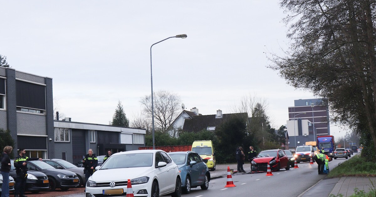 Drie voertuigen in botsing op de Lage Valkseweg bij Wekerom