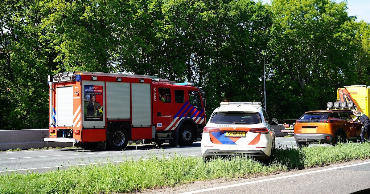 Botsing tussen twee auto’s op A27: groot aantal hulpdiensten rukt uit | Oosterhout