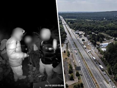 Onbekende figuren staan midden in de nacht voor een voordeur in ’s-Heerenberg, rechts de Duitse grenscontrole op de A12/A3.
