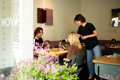 Heel Eindhoven schuift aan bij dit restaurant: bijna elke tafel is bezet