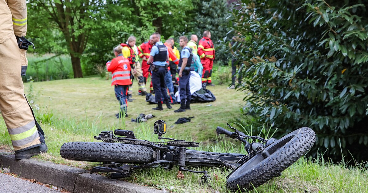Persoon te water Hoofdweg in Finsterwolde
