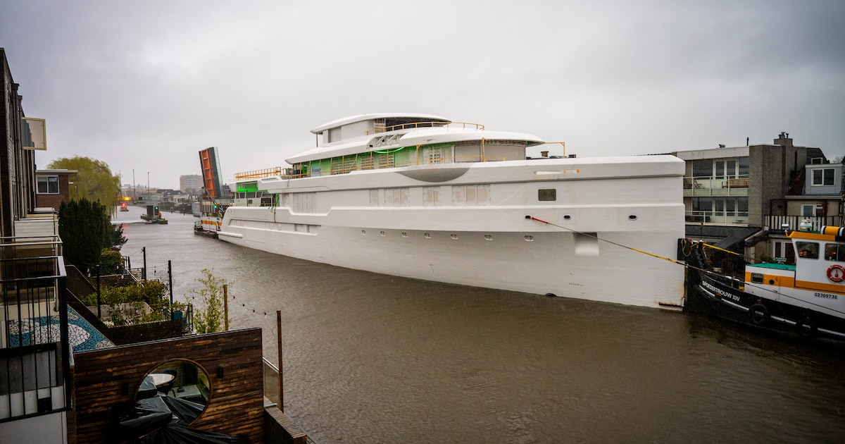 Superjacht met helikopterplatform navigeert door binnenstad Alphen