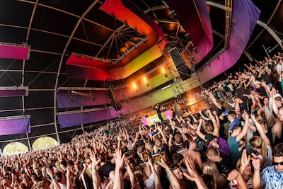 Papa zet je af, daarna moet ie weg: 2200 pubers krijgen eigen hardstylefeest