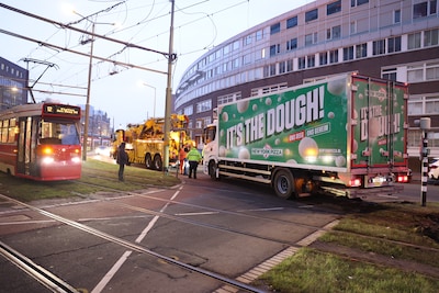 Vastgelopen vrachtwagen op trambaan zorgde voor flinke vertragingen