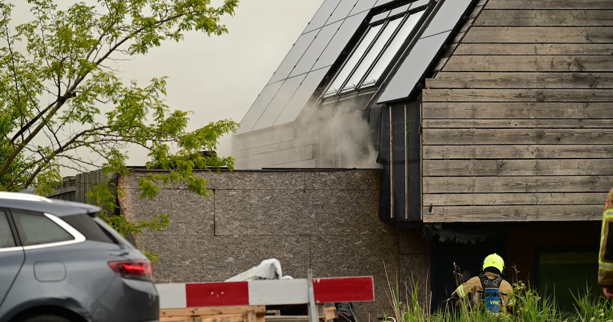 Brand in berging slaat over naar woning in De Hout in Hem