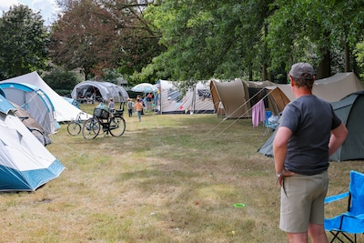 Geen douches, wel nieuwe ontmoetingen: een nacht op de Buurtcamping in Strijp