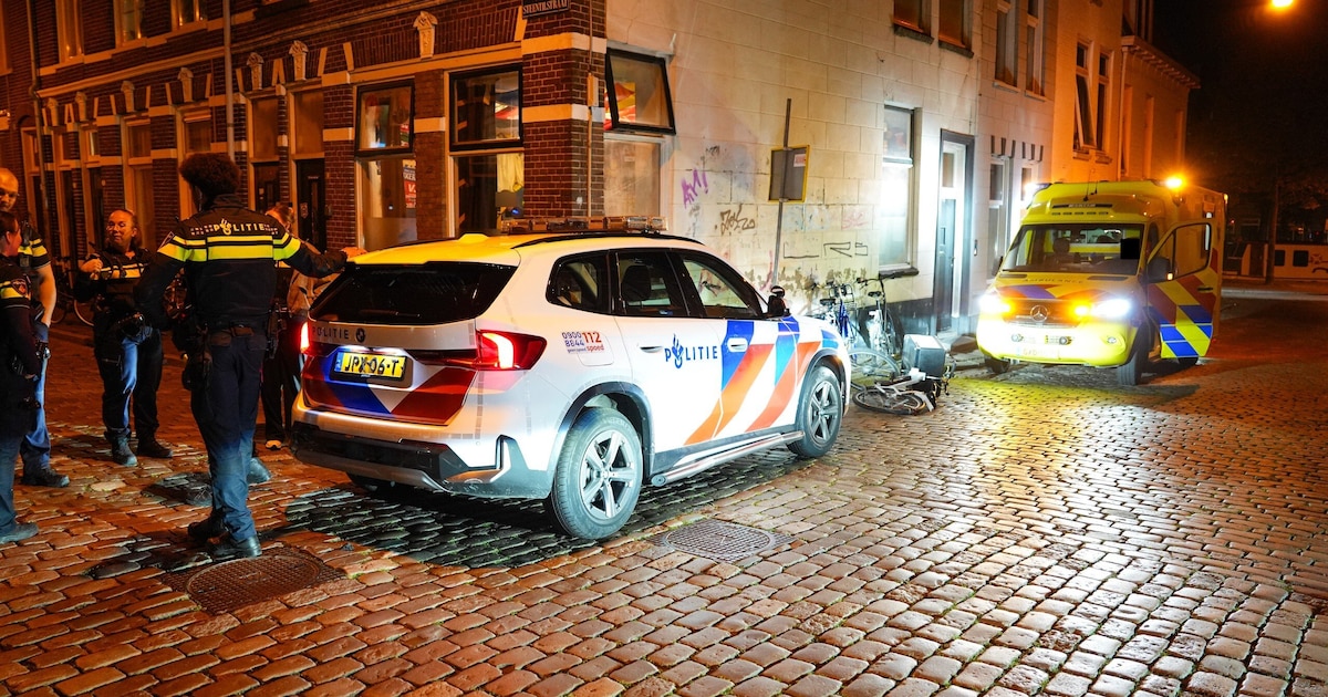Maaltijdbezorger op fiets gevallen na aanrijding met politieauto in Groningen