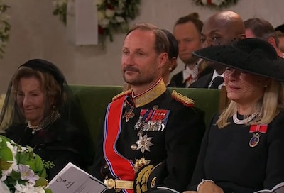 Uitvaart koning Harald begonnen, ook Marius Høiby is aanwezig