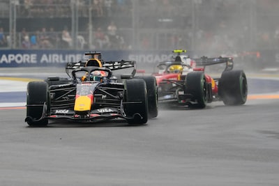 Max Verstappen houdt Lewis Hamilton op achterstand in lastige omstandigheden