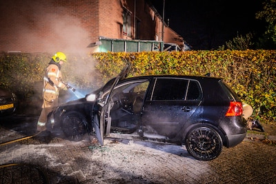 Auto zwaar beschadigd door brand in Arnhem, politie onderzoekt oorzaak