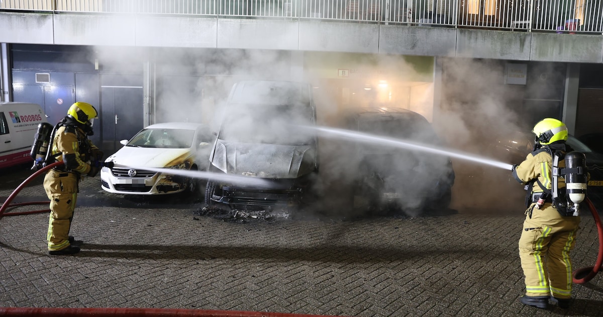 Drie geparkeerde auto's in brand bij flat in Zoetermeer