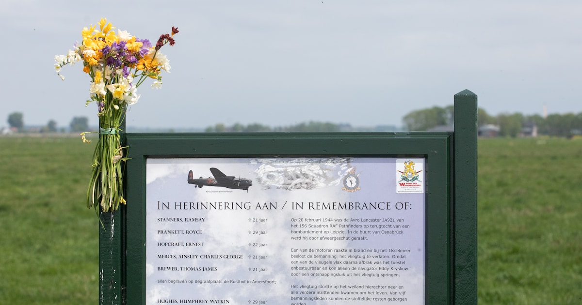 Stil eerbetoon bij Lancastermonument in Eemnes: omgekomen vliegers herdacht op Bevrijdingsdag