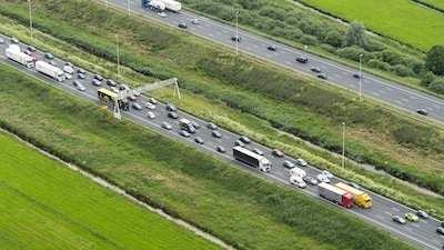Grote file op de A12 bij Woerden na ongeluk, drie rijstroken dicht