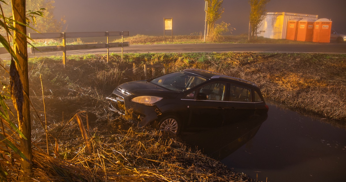 Auto belandt in sloot na missen bocht bij tunnel in Hekendorp, bestuurder ongedeerd