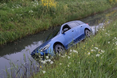 Auto rijdt sloot in langs A15 bij Meteren