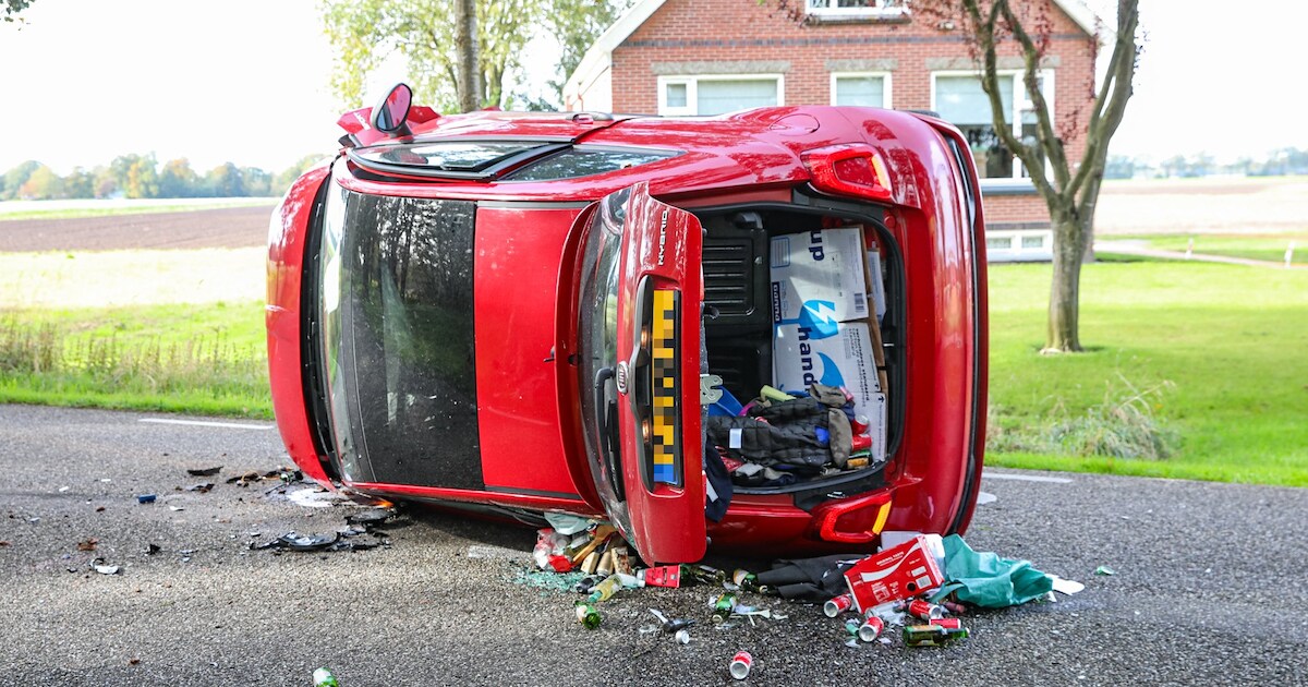 Auto gekanteld bij ongeval op Driepoldersweg in Wedde
