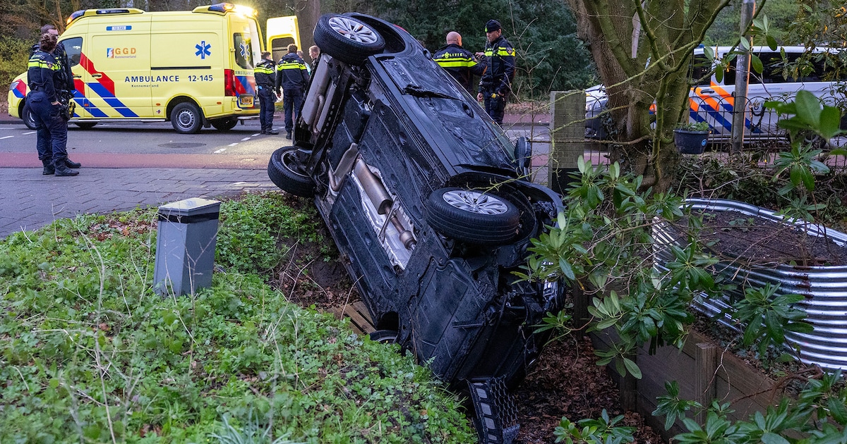 Auto op z’n kant in greppel na ongeval in Haarlem: bestuurder gewond