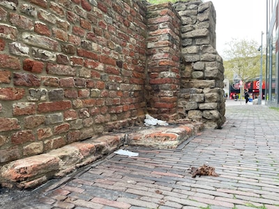 Utrecht şehir merkezinin tarihi simgesi dışkıladı: 900 yıllık manastır duvarı umumi tuvalet olarak kullanılıyor