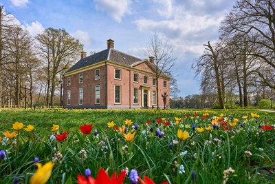 Gidsen geven rondleiding over Landgoed Kernhem in Ede