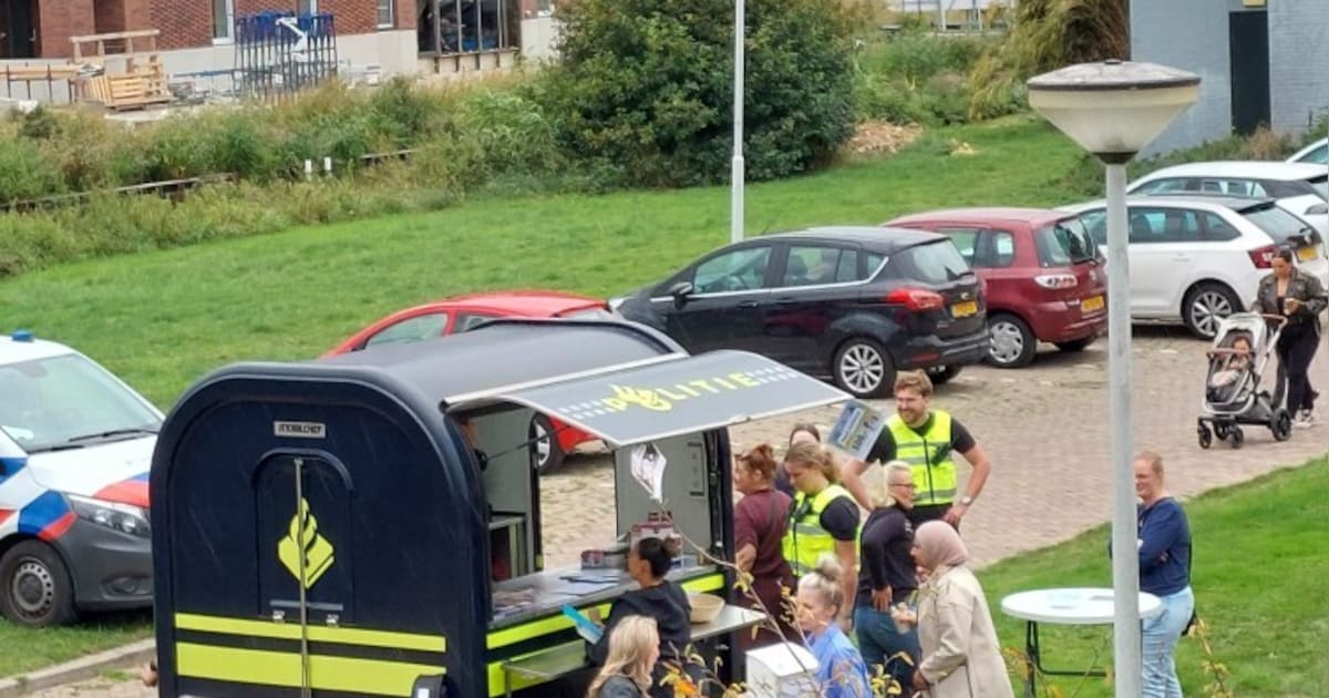 Buurtkoffie op Lange Tiendweg in Papendrecht met buurtwerker en wijkagent