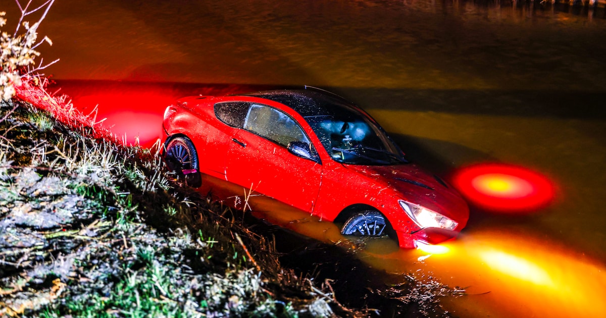 Auto glijdt water in langs het Eerste Kruisdiep Westzijde in Nieuw-Weerdinge