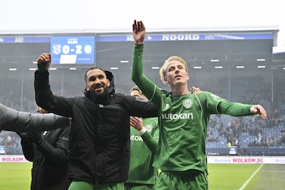 2026-01-18-14-22-35-heerenveen-marvin-peersman-of-fc-groningen-thijmen-blokzijl-of-fc-groningen-vieren-de-overwinning-met-de-supporters-na-afloop-van-de-nederlandse-eredivisie-wedstrijd-tussen-sc-heerenveen-en-fc-groningen-in-het-abe-lenstra-stadion-op-18-januari-2025-in-heerenveen-nederland-cor-lasker-anp