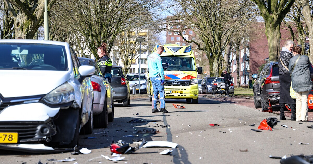 Motorrijder ramt meerdere geparkeerde voertuigen op Nijkampenweg in Emmen