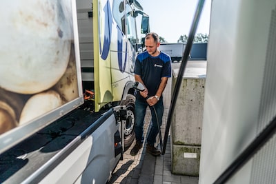 Electric trucks are ready, but charging stations and power are lacking: waiting times up to 12 years